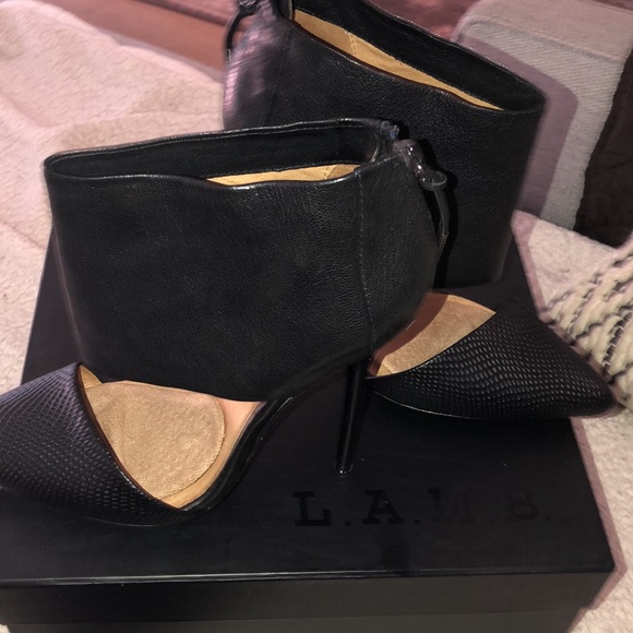 Never worn L.A.M.B. Theo stiletto black heels. - Picture 4 of 4
